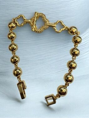 Clover shaped simulated clover-shaped toggle clasp Bracelet